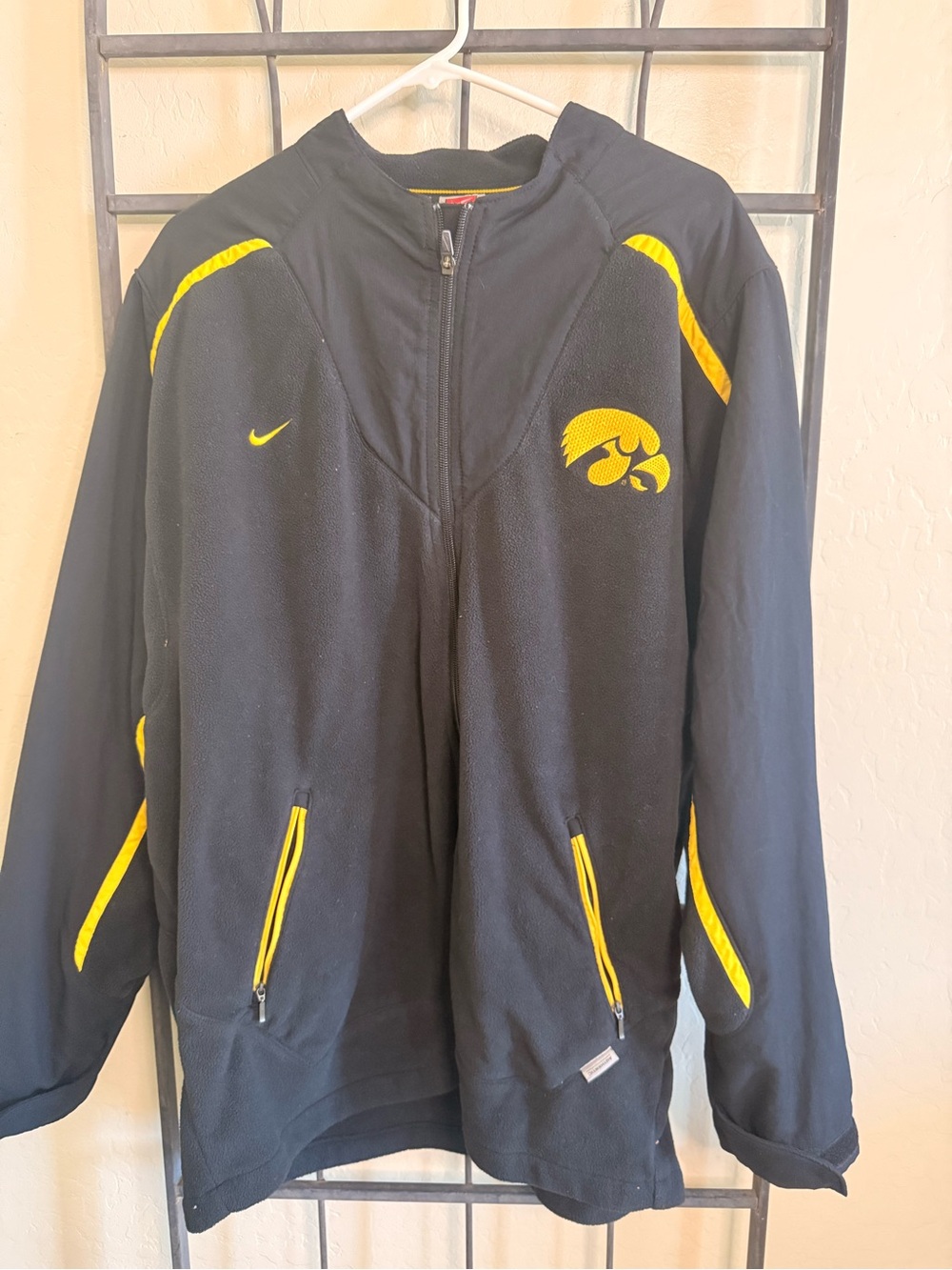 Nike Team Iowa Hawkeyes XL Therma-FIT Full Zip Fleece Jacket Black Gold NCAA